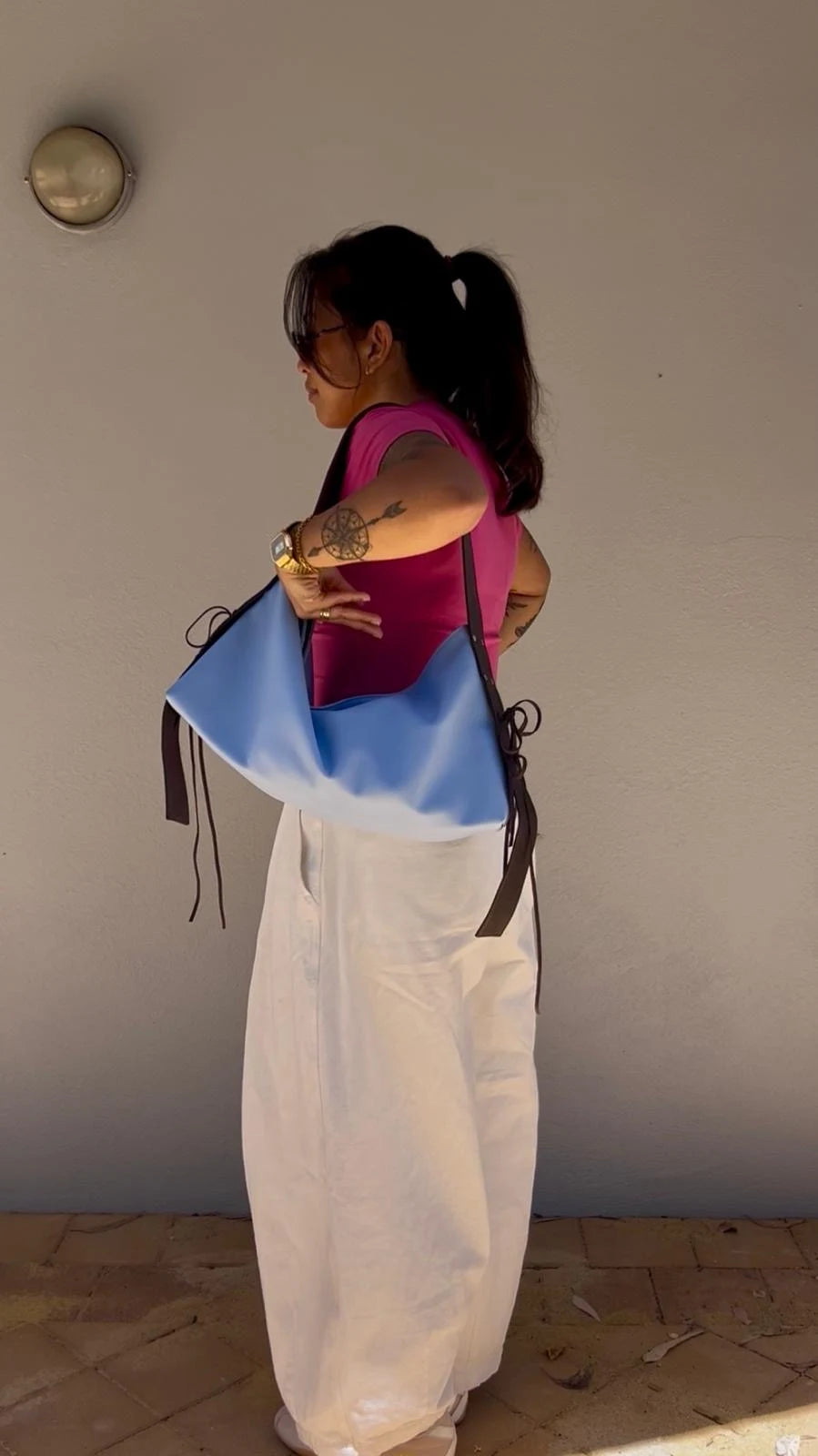 KÖVI bags in blue and merlot carried together