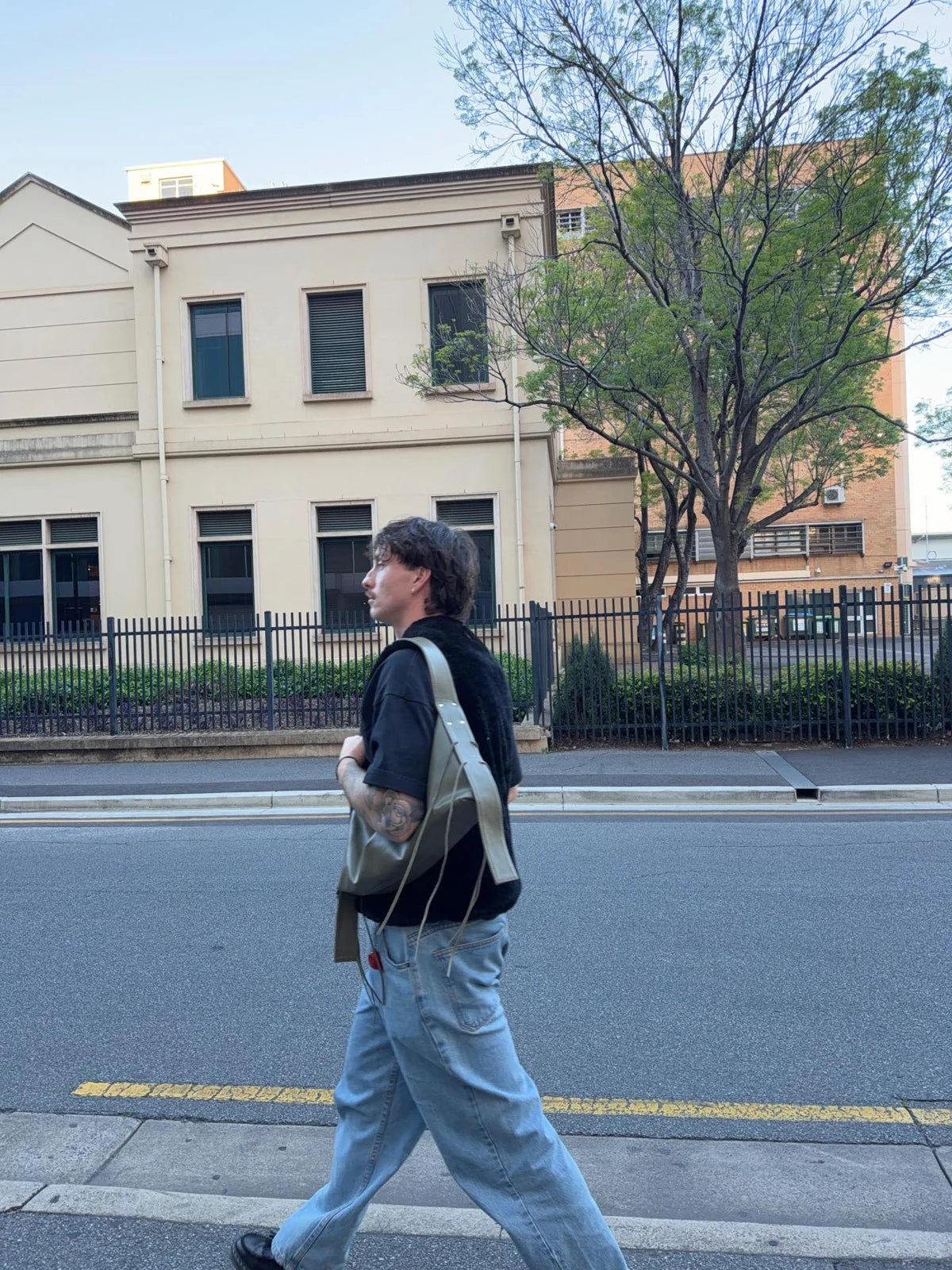 A KÖVI shoulder bag worn while walking through the city